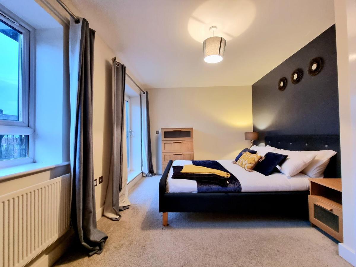 Luxury 2-Bedroom Service Apartment With Balcony مانشستر المظهر الخارجي الصورة