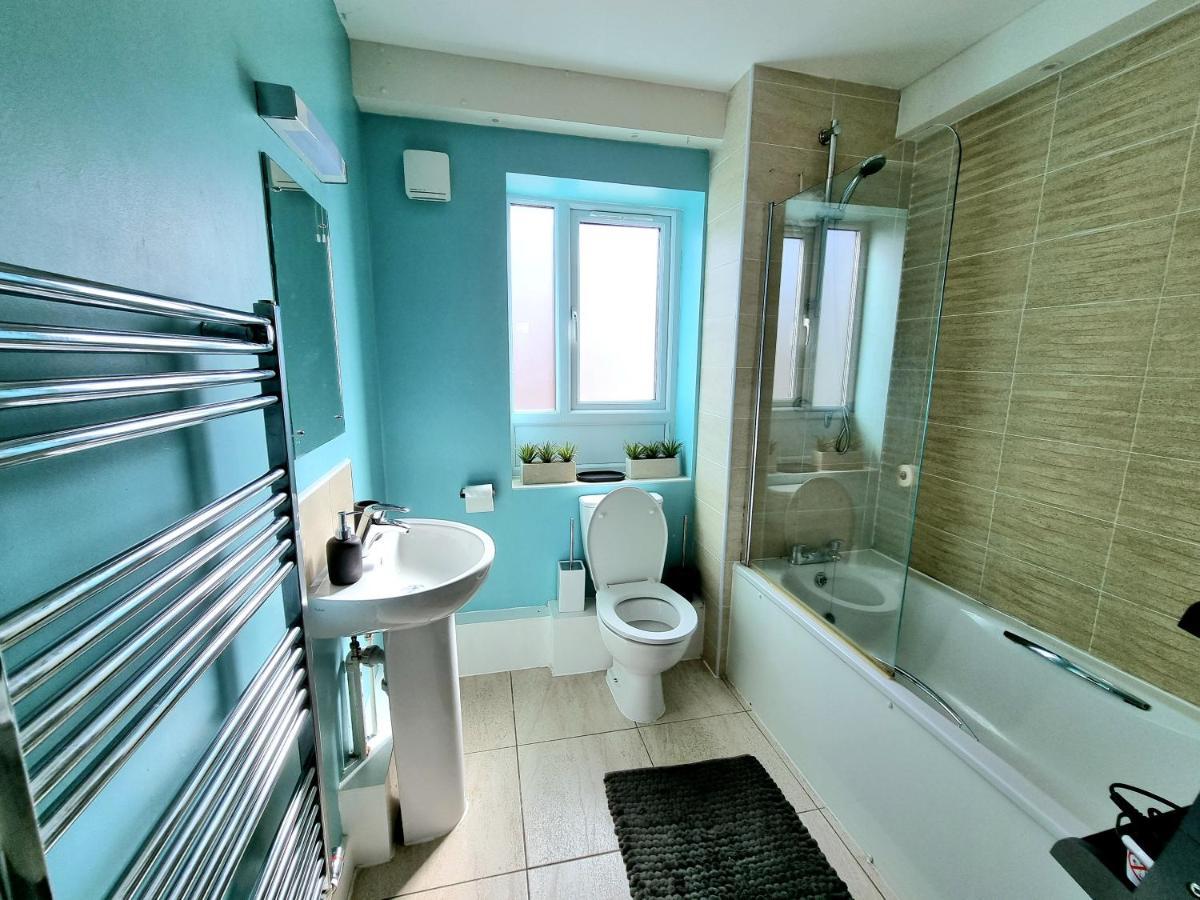 Luxury 2-Bedroom Service Apartment With Balcony مانشستر المظهر الخارجي الصورة